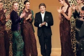 Le couturier français d'origine italienne Emanuel Ungaro au milieu de ses modèles après la présentation de sa collection hiver automne de prêt-à-porter le 16 mars 1997 à Paris