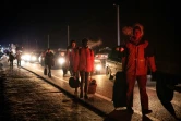 A pied ou en voiture, des Ukrainiens quittent leur pays pour rejoindre la Pologne, au poste-frontière Korczowa-Krakovets le 26 février 2022