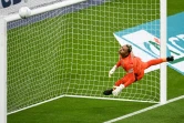 Le gardien du Paris-SG, Keylor Navas, plonte pour attraper la balle lors de la finale de la Coupe de France contre Monaco, au Stade de France, le 19 mai 2021