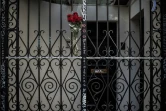 Des fleurs sur la grille de la demeure de Serge Gainsbourg, le 2 mars 2021 à Paris où on célèbre les 30 ans de sa mort