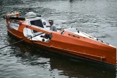 Jean-Jacques Savin, un aventurier qui avait franchi l'océan Atlantique dans un tonneau en 2019, photographié dans son embarcation le 28 mai 2021 à Lège-Cap-Ferret, dans le sud-ouest de la France