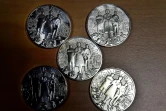 La médaille de la Monnaie de Paris, en hommage au personnel soignant, éboueurs, caissiers, agriculteurs etc. à Pessac, le 15 mai 2020