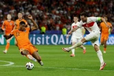 Le milieu de terrain turc Hakan Calhanoglu voit sa frappe contrée par le défenseur néerlandais Denzel Dumfries pendant le quart de finale de l'Euro-2024 entre les deux nations, remporté par les Pays-Bas (2-1), à Berlin en Allemagne, le 6 juillet 2024