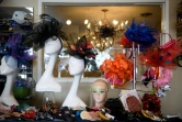 Les chapeaux et masques vendus par la boutique de Meeka Robinson Davis, One-Of-A-Kind Hats, à Los Angeles, en Californie, le 24 novembre 2020 