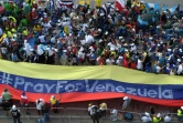 Des pélérins tiennent une banderole "Priez pour le Venezuela" en attendant l'arrivé du pape François le 24 janvier 2019 à Panama City