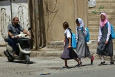 Des irakiennes se rendent à l'école à l'ouest de Mossoul, le 27 juillet 2017