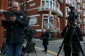 Des caméras le 6 février 2018 devant l'ambasssade d'Equateur à Londres où est réfugié le fondateur de WikiLeaks Julian Assange depuis bientôt six ans