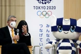 Le président du CIO Thomas Bach s'exprimant à l'issue d'une réunion avec la gouverneure Yuriko Koike à proximité de la mascotte Miraitowa, le 16 novembre 2020 à Tokyo