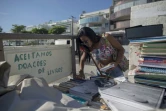 Un stand de livres installé par Marcio Mizael Matolias, le 18 janvier 2018 sur la plage de Barra da Tijuca, à Rio de Janeiro