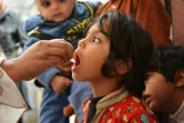 Une vaccinatrice pakistanaise administre des gouttes anti-polio à un enfant, à Quetta le 15 février 2016