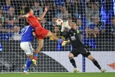 Le gardien de but danois de Leicester Kasper Schmeichel repousse le tir de l'attaquant mexicain de Naples Hirving Lozano, lors de leur match de la Ligue Europa, le 16 septembre 2021 à Leicester