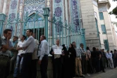 Des Iraniens attendent pour aller voter à la présidentielle, le 19 mai 2017 à Téhéran