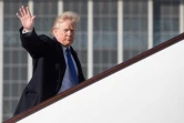 Donald Trump monte à bord d'Air Force One pour rejoindre le Vietnam, le 10 novembre 2017 à Pékin