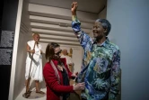 Une employée du musée Grévin habille la statue de Nelson Mandela