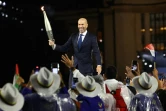 Zinédine Zidane porte la flamme olympique lors de la cérémonie d'ouverture des Jeux olympiques, le 26 juillet 2024 à Paris 