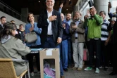 Enrique Peñalosa, ancien maire de Bogota, salue ses partisans après avoir voté à Bogota le 25 octobre 2015