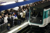 Des passagers sur le quai bondé du métro à la station Châtelet le 14 novembre 2007 à Paris, jour de grève nationale contre la réforme des régimes spéciaux de retraite