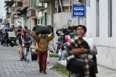 Des migrants vénézueliens traversent la ville de Tulcan, en Equateur, le 21 août 2018