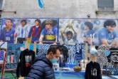 Des posters de la star du football argentin Diego Maradona alignés sur la "place Maradona" dans les "quartiers espagnols" de Naples, le 23 novembre 2021