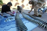 Des combattants loyaux au Gouvernement d'union nationale préparent des munitions en vue de lutter contre l'offensive des forces du maréchal Khalifa Haftar, le 9 avril 2019
