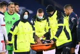 L'attaquant brésilien du Paris Saint-Germain, Neymar, est évacué sur une civière après un violent tacle de son compatriote de Lyon, le milieu de terrain Thiago Mendes, lors de leur match de L1, le 13 décembre 2020 au Parc des Princes 