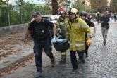 Des secouristes et policiers ukrainiens portent le corps d'une personne tuée lors d'une attaque de missiles sur Lviv, dans l'ouest de l'Ukraine, le 4 septembre 2024