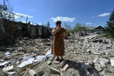 Une habitante âgée de 60 ans se tient au milieu des débris de la maison de ses voisins détruite après un bombardement, le 17 août 2023 dans le village de Zaoskillya près de Koupiansk (Ukraine)