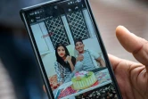 Sarfaraz Mir, un cousin de Zian Khan et Urwa Fatima, montre une photo des jumeaux fauchés deux jours plus tôt par des obus pakistanais à Poonch, le long de la ligne de contrôle qui sépare le Cachemire, dans le nord-ouest de l'Inde, le 9 mai 2025
