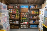Une pièce de stockage remplie de boîtes de conserve, produits d'hygiène et denrées non périssables, le 13 mars 2020 à Mathias, en Virginie Occidentale