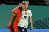 L'attaquante américaine Megan Rapinoe (d) réconforte la Portugaise Jessica Silva, au Mondial, le 1er août 2023 à Auckland