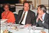 l'ancien président de la République, Jacques Chirac (C), discute avec l'e xministre délégué à l'Outre mer, Jean Jacques de Peretti (D), sous les yeux de Lucette Michaud Chevry, lors d'un déjeuner avec les députés des DOM-TOM, au Palais de l'Elysée à Paris, le 24 février 2000
