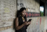 La militante indigène et enseignante Vanda Witoto écrit un message en utilisant l'application Linklado, le 24 janvier 2024 à Manaus, dans le nord du Brésil