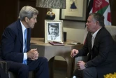 Le secrétaire d'Etat américain John Kerry (G) face au roi Abdallah II de Jordanie, le 24 octobre 2015 à Amman