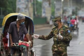 Contrôle de l'armée au premier jour du confinement à Dhaka, au Bangadesh, le 1er juillet 2021