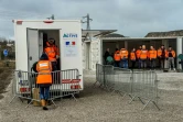 Des bénévoles de l'association La Vie Active distribuent des repas à des migrants à Calais, le 6 mars 2018