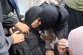 Une femme dont un proche a péri dans une frappe israélienne pleure à l'hôpital des Martyrs d'Al-Aqsa, à Deir al-Balah, dans le centre de la bande de Gaza, le 17 août 2024, sur fond de conflit entre Israël et le mouvement islamiste Hamas