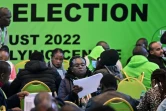 Une responsable de la Commission électorale vérifie les résultats de l'élection présidentielle au Kenya, le 13 aout 2022 à Nairobi