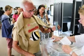 Un homme vote au référendum, le 4 octobre 2020 à Nouméa