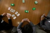 Les trois concurrentes nord-coréennes au championnat du monde de mémoire Pang Un Sim (g), Kim Su Rim (c) et Ri Song Mi (d), se livrent à un exercice de mémorisation à l'université Kim Hyong Jik de Pyongyang