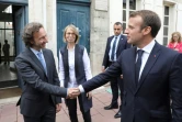 Stephane Bern salue le président Emmanuel Macron, après la visite de la maison de l'écrivain Pierre Loti à Rochefort, le 14 juin 2018, en compagnie de la ministre de la Culture Françoise Nyssen