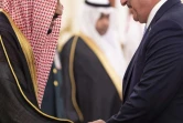 Le roi Salmane d'Arabie saoudite (g) accueille le ministre des Affaires étrangères turc Mevlüt Cavusoglu, le 1er juin 2019 à La Mecque