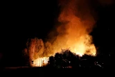 Un entrepôt en flammes à Persan, près de Beaumont-sur-Oise, après des heurts entre habitants et policiers après la mort d'Adama Traoré, le 23 juillet 2016 dans le Val d'Oise