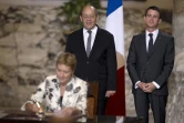 Le ministre de la Défense Jean-Yves Le Drian et le Premier ministre Manuel Valls lors de la signature par Nathalie Smirnov, du groupe français d'industries de défense "DCNS",  du contrat d'achat par l'Egypte  de deux Mistral le 10 octobre 2015 au Caire