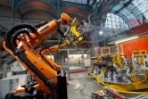 Un bras robotique lors d'une exposition sur l'industrie au Grand Palais à Paris, le 22 novembre 2018