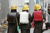 Des enfants d'une école élementaire rentrent chez eux à Osaka au Japon le 28 février 2020. Les autorités ont ordonné la fermeture de certaines écoles en raison de la propagation du nouveau coronavirus 