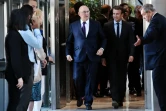 Michel Sapin et  Emmanuel Macron à leur arrivée à la cérémonie de passation de pouvoirs le 31 août 2016 à Bercy à Paris