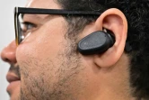 Un participant porte les "oreillettes neuronales" de Naqi Logix, censées permettre de contrôler des objets connectés par de simples mouvements du visage, au CES de Las Vegas, le 10 janvier 2024