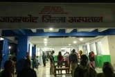 Des rescapés attendent à l'hôpital du district de Jajarkot au Népal à la suite d'un tremblement de terre, le 4 novembre 2023