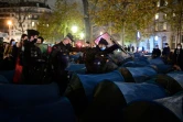 Les forces de l'ordre évacuent montent un nouveau campement de migrants place de la République, le 23 novembre 2020 à Paris