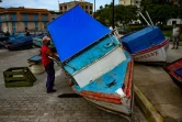 Des pêcheurs amarrent leurs bateaux avant le passage de la tempête tropicale Elsa, le 5 juillet 2021 à La Havane